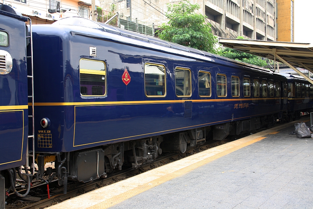 บจพ.ป.331 (บจพ.ป.=ARS./Air-Conditioned Reserved Saloon, 2016: Umbau aus ATC. 309, ex Suhafu 12 1010, Japan, Baujahr 197x) am 27.März 2017 in der Hua Lamphong Station.