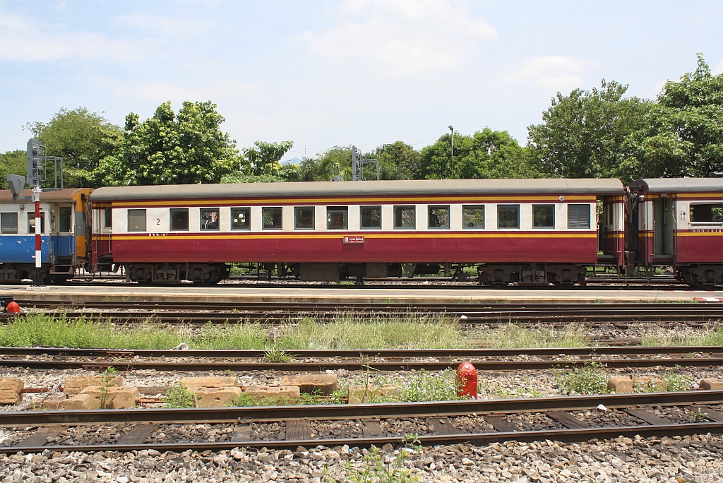 บชท. 107 (บชท. =BSC./Bogie Second Class), Baujahr 1957, Kinki Sharyo/Japan, am 28.Mai 2013 im Bf. Hua Lamphong.