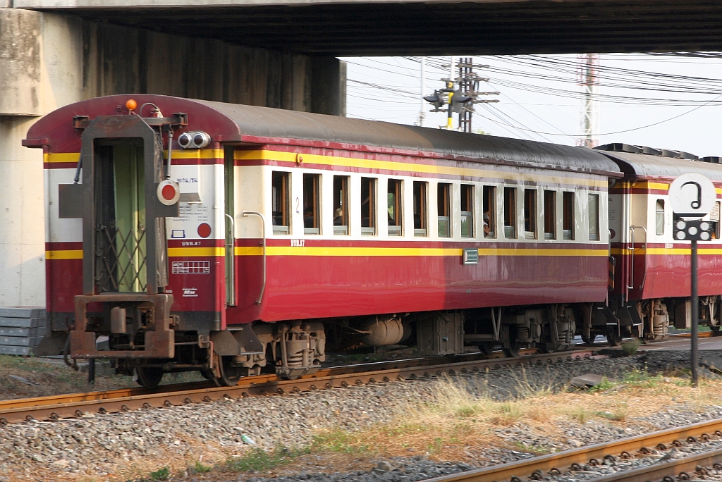 บชท. 87 (บชท. =BSC./Bogie Second Class) am 26.März 2024 als letztes Fahrzeug des RAP 136 (Ubon Ratchathani - Krung Thep Aphiwat) kurz nach der Ayutthaya Station.