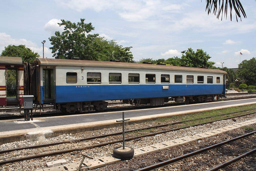 บชส. 1014 (บชส. =BTC./Bogie Third Class Carriage, Teikoku Sharyo - Japan, Baujahr 1966) am 28.Mai 2013 im Bf. Hua Lamphong.