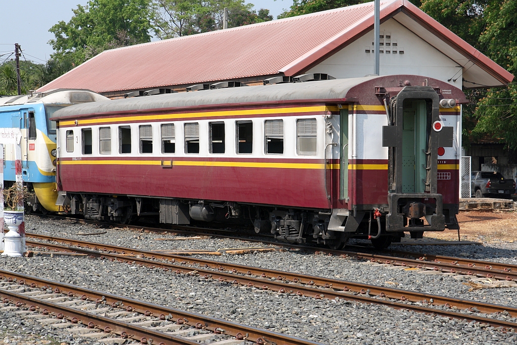 บชส. 1119 (บชส. =BTC./Bogie Third Class Carriage) am 28.März 2023 in der Phitsanulok Station.