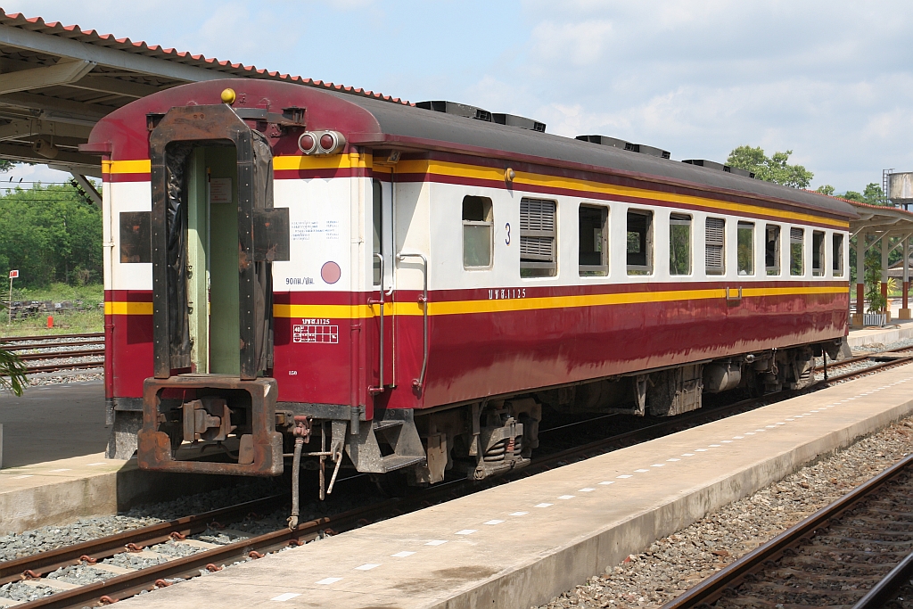 บชส. 1125 (บชส. =BTC./Bogie Third Class Carriage) am 21.Mai 2018 in der Den Chai Station.