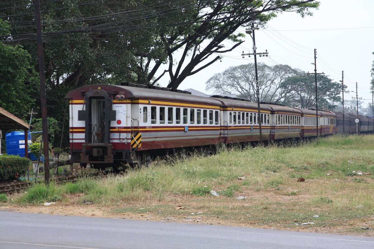 บชส. 1146 (บชส. =BTC./Bogie Third Class Carriage; die BTC. 1133 - 1155 wurden von 1972-1973 im Workshop Makkasan hergestellt) am 23.Februar 2026 als letztes Fahrzeug des nach Krung Thep Aphiwat ausfahrenden Exp 52 in der Chiang Mai Station.