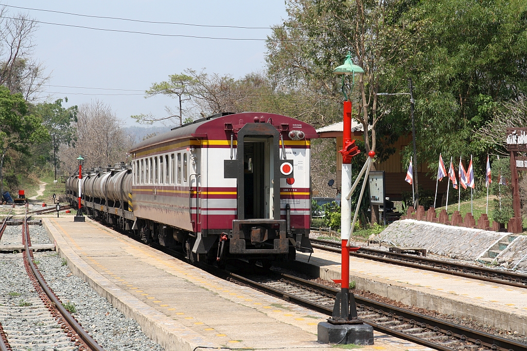 บชส. 1158 (บชส. =BTC./Bogie Third Class Carriage) in Verwendung als Brems- und Dienstwagen am 23.März 2023 als letztes Fahrzeug eines Kesselwagenzuges in der Khun Tan Station.
