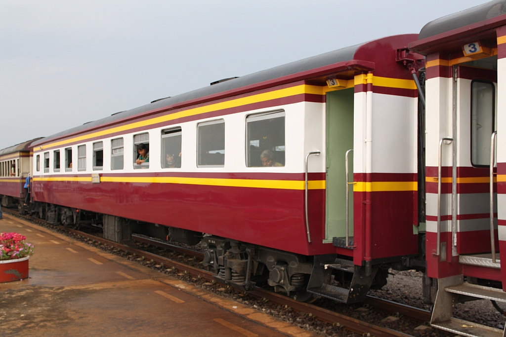 บชส. 1176 (บชส. =BTC./Bogie Third Class Carriage) eingereiht im ORD 276 von Aranyaprathet nach Bangkok am 24.März 2017 im Bf. Klong Sip Kao.