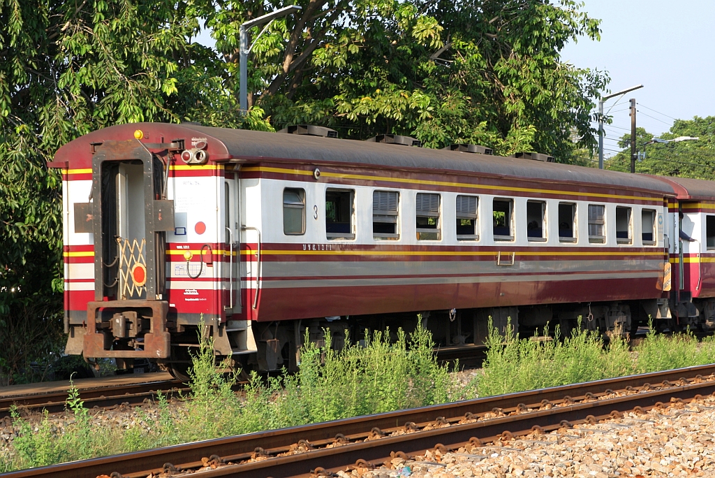 บชส. 1211 (บชส. =BTC./Bogie Third Class Carriage) am 24.März 2024 als letztes Fahrzeug des ORD 258 (Nam Tok - Thon Buri) in der Sala Ya Station.
