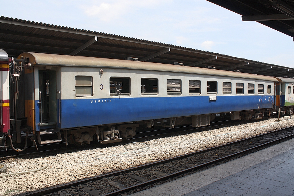 บชส. 1213 (บชส. =BTC./Bogie Third Class Carriage) am 28.Mai 2013 im Bf. Hua Lamphong.

