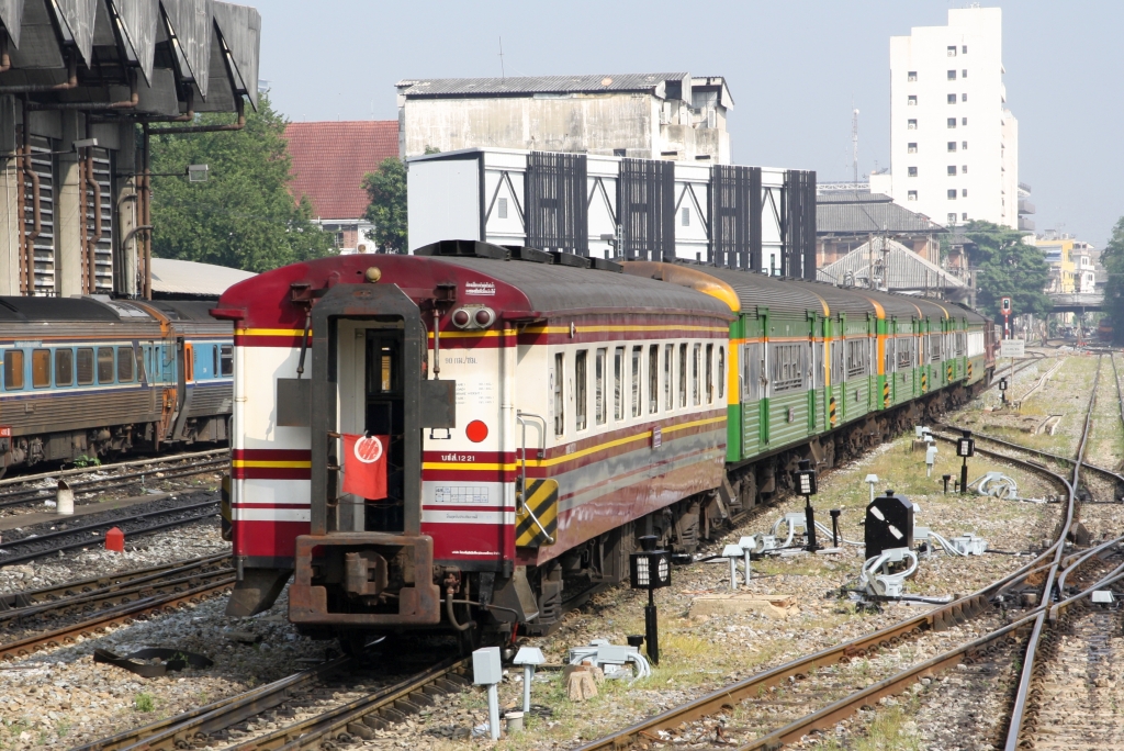 บชส. 1221 (บชส. =BTC./Bogie Third Class Carriage) am 10.Dezember 2023 als letztes Fahrzeug des COM 367 nach Chachoengsao Junction bei der Ausfahrt aus der Hua Lamphong Station.
