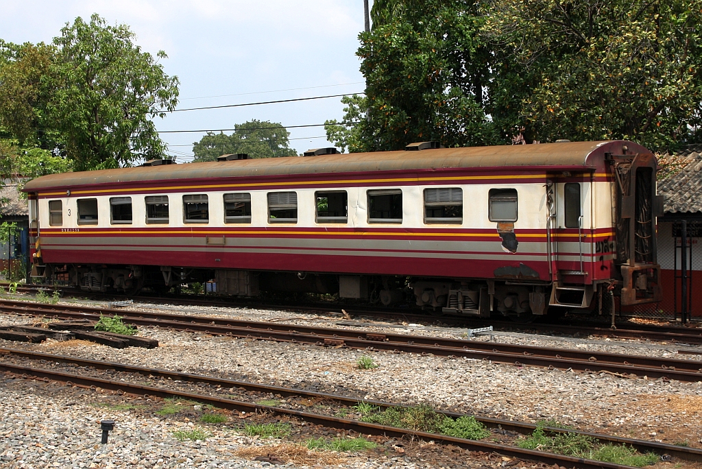 บชส. 1258 (บชส. =BTC./Bogie Third Class Carriage) am 24.März 2024 in der Thon Buri Station.

