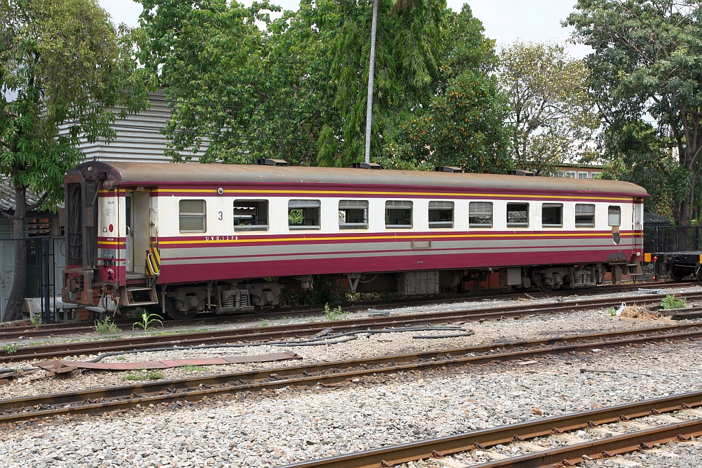 บชส. 1258 (บชส. =BTC./Bogie Third Class Carriage) am 24.März 2024 in der Thon Buri Station.