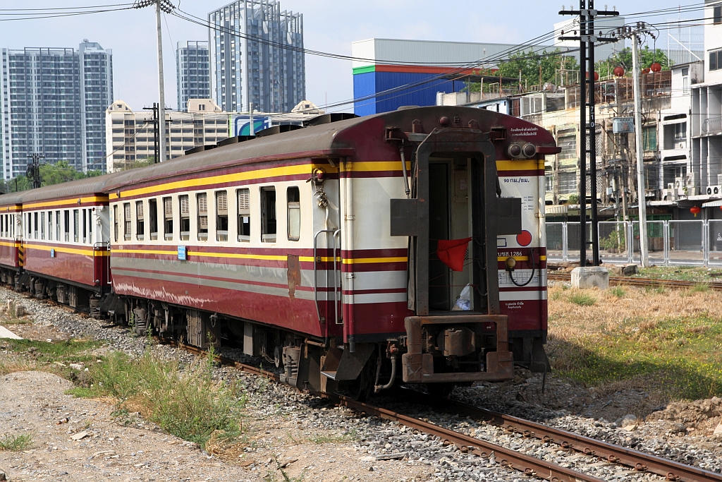 บชส. 1286 (บชส. =BTC./Bogie Third Class Carriage) am 24.März 2024 als letztes Fahrzeug des ORD 208 (Nakhon Sawan - Hua Lamphong) in der Bang Sue Junction.