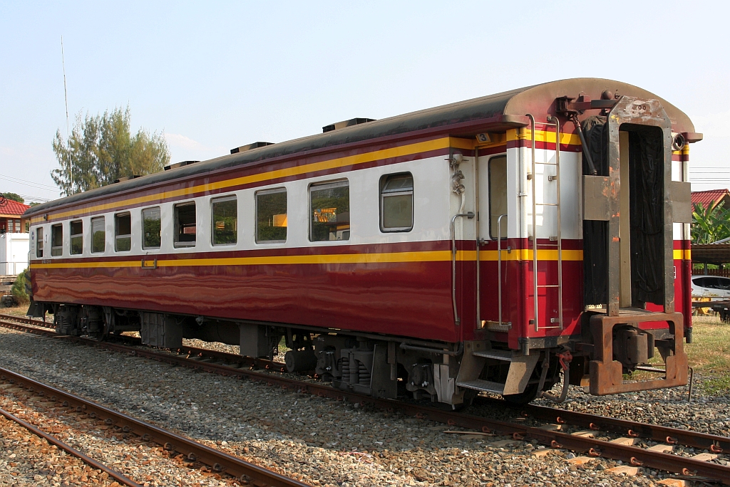 บชส. 1295 (บชส. =BTC./Bogie Third Class Carriage) am 24.März 2023 in der Nakhon Lampang Station.