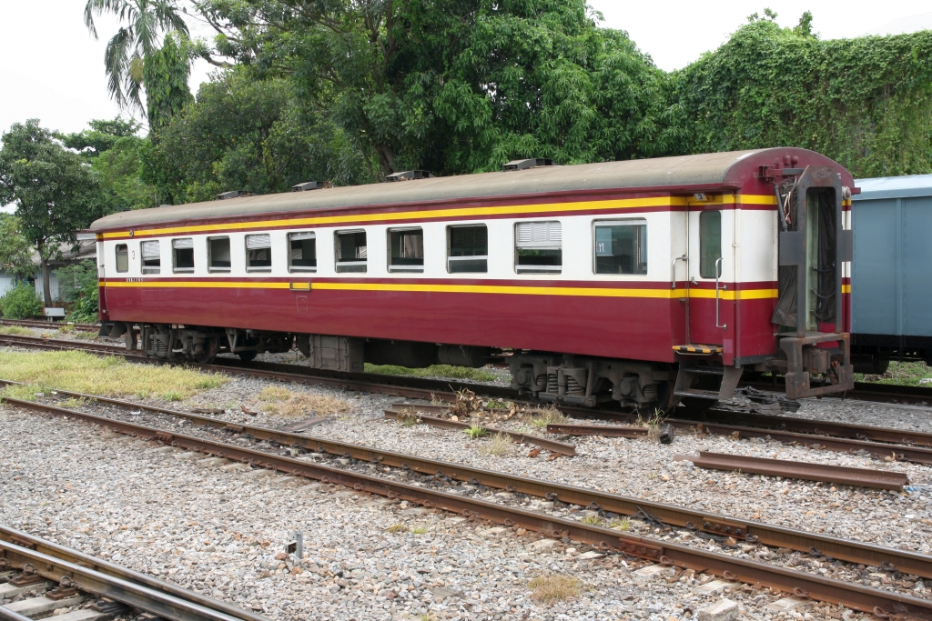 บชส. 1305 (บชส. =BTC./Bogie Third Class Carriage) am 01.Mai 2022 in der Thon Buri Station.