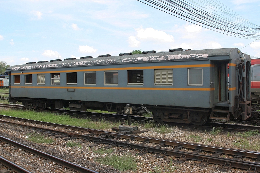 บชส. 132 (บชส. =BTC./Bogie Third Class Carriage) am 13.Mai 2025 in der Hat Yai Junction. - Aufmerksame Betrachter der Thailandbilder werden bemerken, dass es schon wieder eine neue Anstrichvariation gibt.