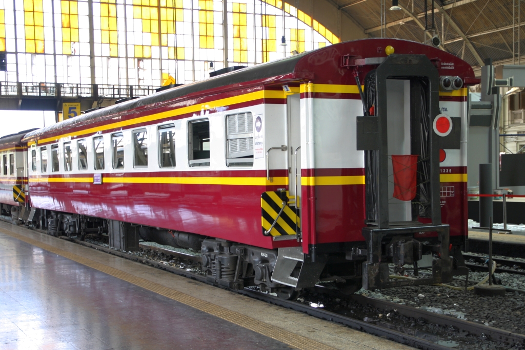 บชส. 1335 (บชส. =BTC./Bogie Third Class Carriage) am 28.April 2023 in der Hua Lamphong Station.