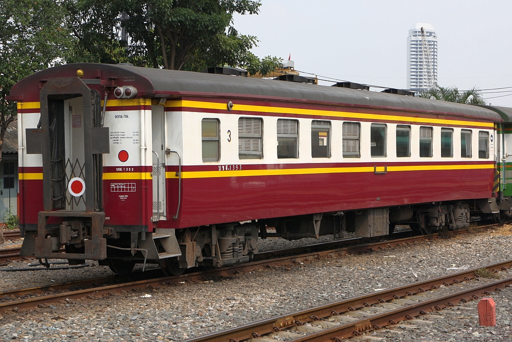 บชส. 1353 (บชส. =BTC./Bogie Third Class Carriage) am 10.Dezember 2023 in der Thon Buri Station.