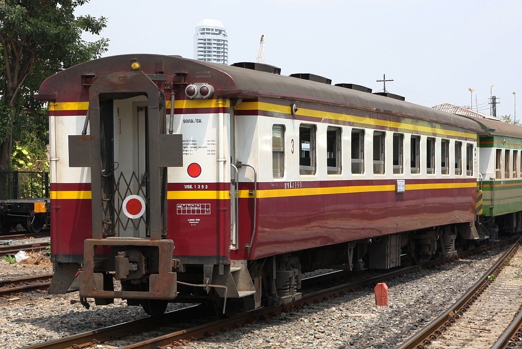 บชส. 1353 (บชส. =BTC./Bogie Third Class Carriage) als erstes Fahrzeug des Wagensatzes für den ORD 259 (Thon Buri - Nam Tok) wird am 24.März 2024 in der Thon Buri Station an die Zuglok ALD 4303 geschoben.