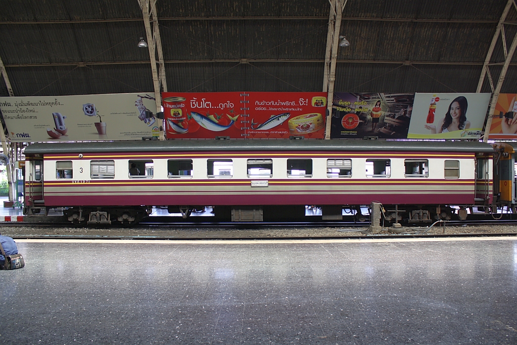 บชส. 1371 (บชส. =BTC./Bogie Third Class Carriage) am 28.Mai 2013 im Bf. Hua Lamphong.