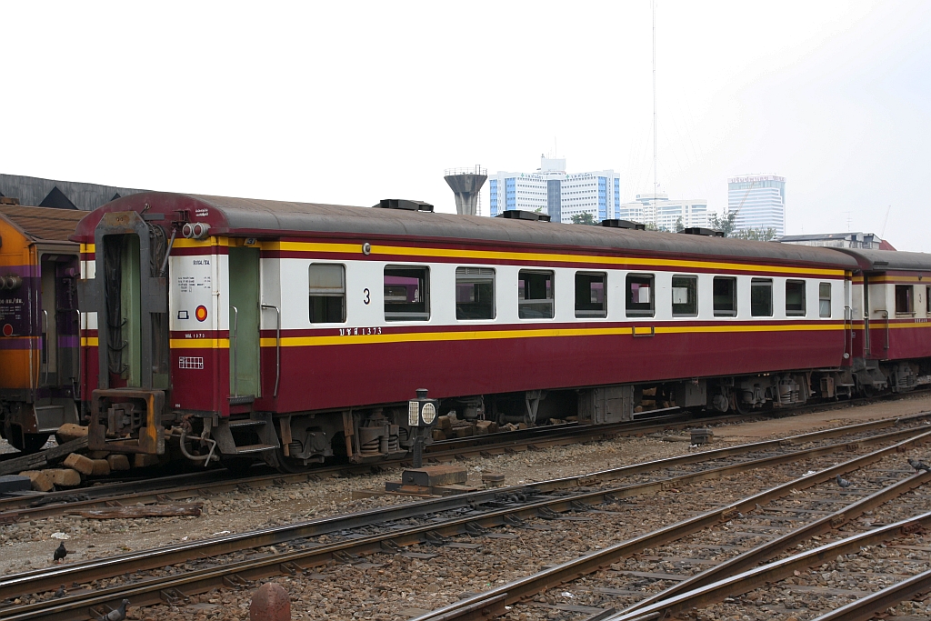 บชส. 1373 (บชส. =BTC./Bogie Third Class Carriage, Makkasan Workshop, Baujahr 1981) am 27.März 2017 in der Hua Lamphong Station.