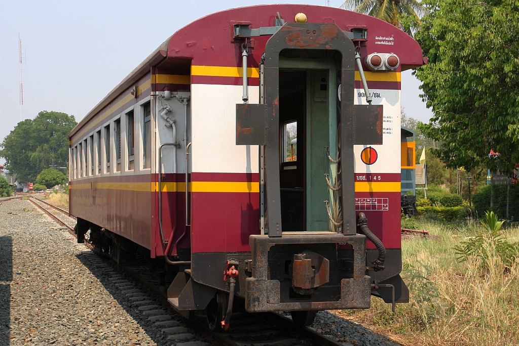 บชส. 145 (บชส. =BTC./Bogie Third Class Carriage) am 26.März 2023 im Gelände der Sila At Station.
