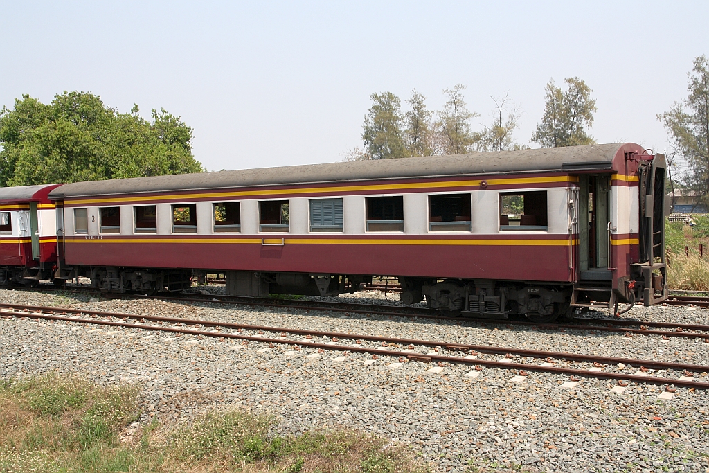 บชส. 182 (บชส. =BTC./Bogie Third Class Carriage) am 26.März 2023 im Gelände der Sila At Station.