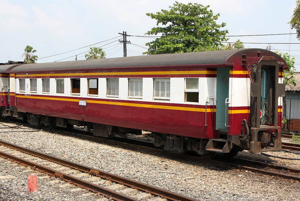 บชส. 226 (บชส. =BTC./Bogie Third Class Carriage) am 24.März 2024 in der Thon Buri Station.