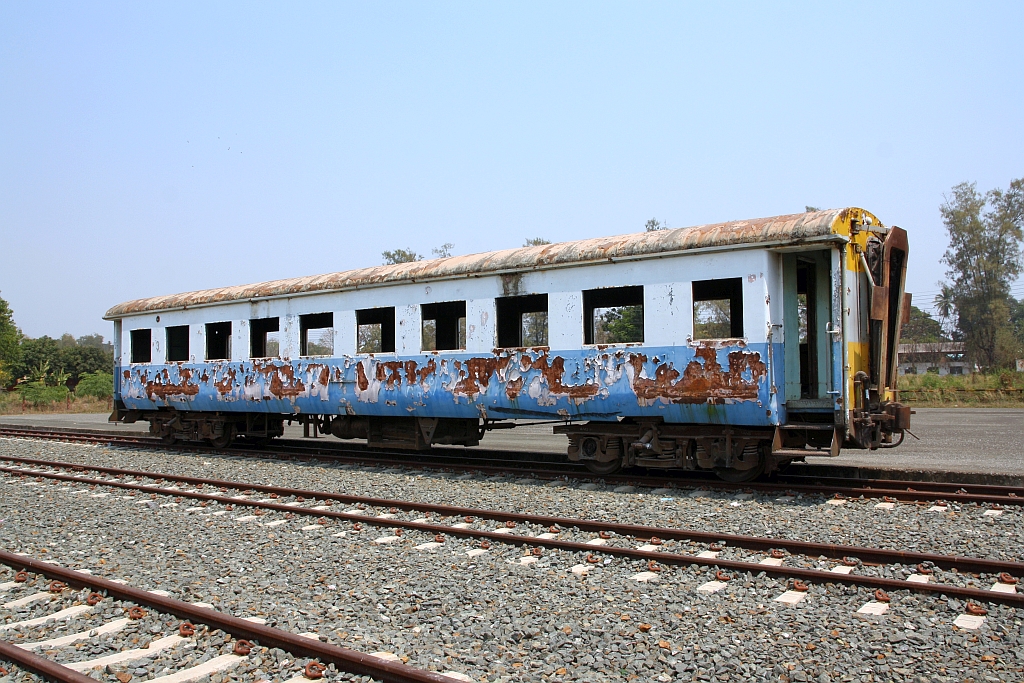 บชส. 228 (บชส. =BTC./Bogie Third Class Carriage) am 26.März 2023 im Gelände der Sila At Station. Vermutlich dürfte der Wagen in der dortigen SRT-Werkstätte instandgesetzt werden.