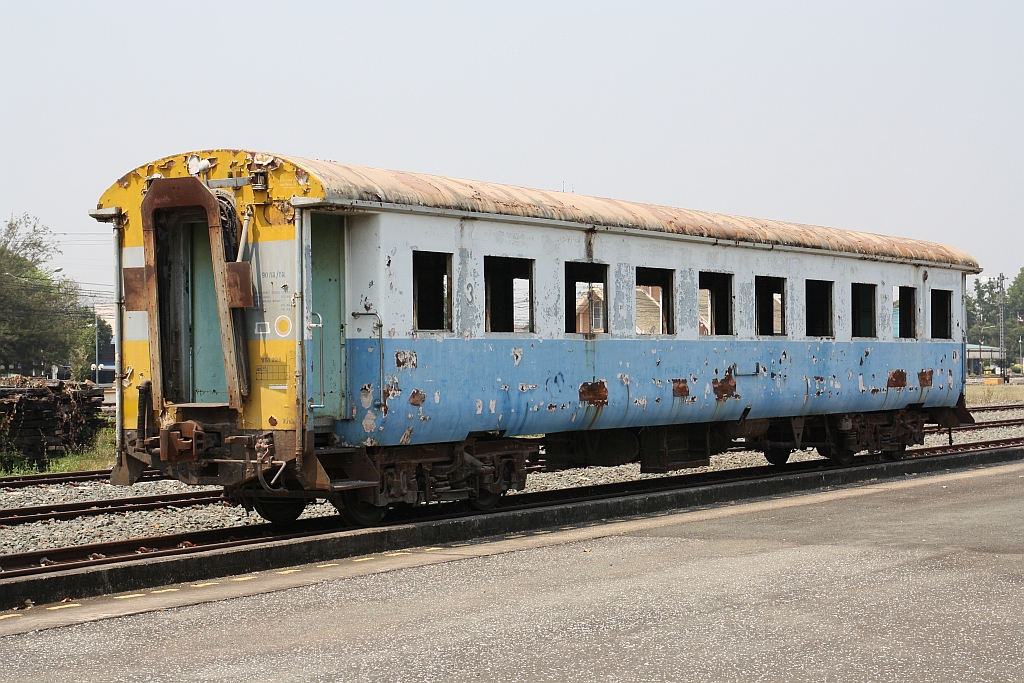 บชส. 228 (บชส. =BTC./Bogie Third Class Carriage) am 26.März 2023 im Gelände der Sila At Station. Vermutlich dürfte der Wagen in der dortigen SRT-Werkstätte instandgesetzt werden.