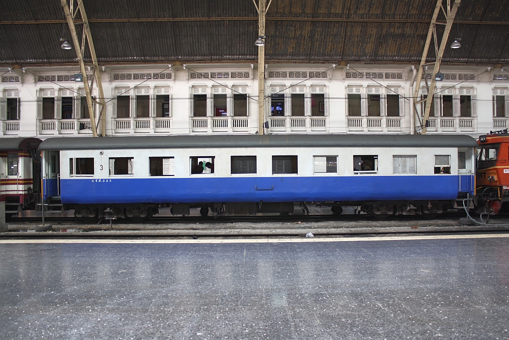 บชส. 233 (บชส. =BTC./Bogie Third Class Carriage) am 28.Mai 2013 im Bf. Hua Lamphong.