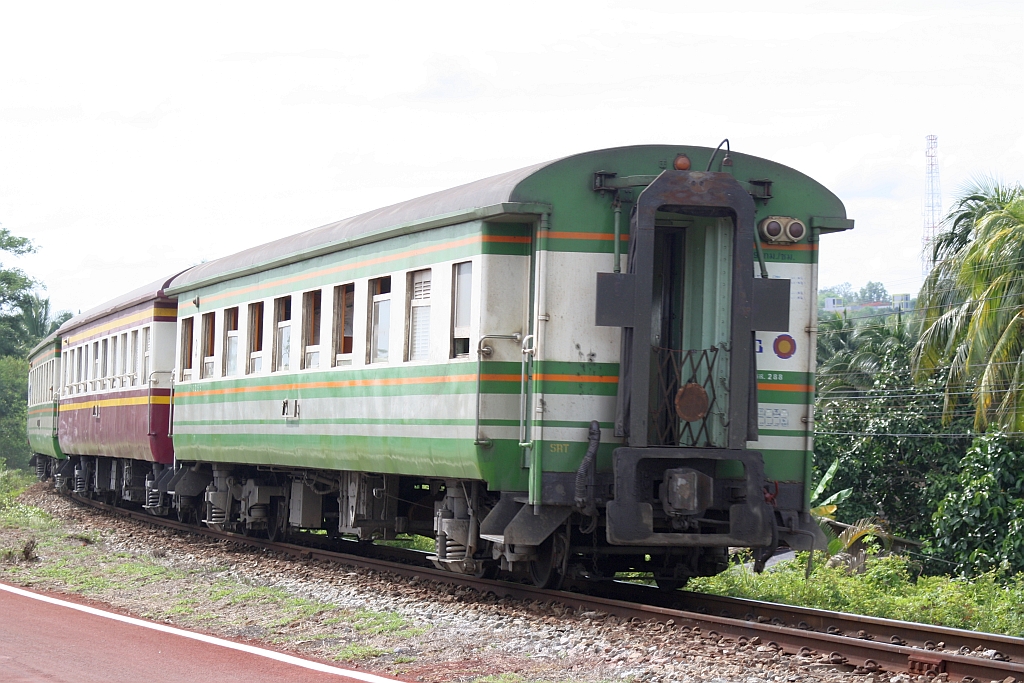 บชส. 288 (บชส. =BTC./Bogie Third Class Carriage) am 21.Mai 2016 als letzter Wagen des ORD 445 (Chumpon - Hat Yai) kurz vor dem Bf. Surat Thani.