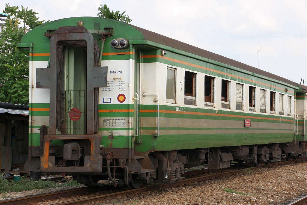 บชส. 292 (บชส. =BTC./Bogie Third Class Carriage) am 15.Mai 2025 als letztes Fahrzeug des LOC 455 (Nakhon Si Thammarat - Yala) bei der Einfahrt in die Hat Yai Junction.