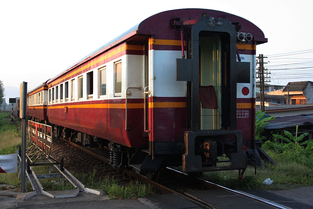บชส. 293 (บชส. =BTC./Bogie Third Class Carriage) als letztes Fahrzeug des LOC 490 (Khiri Ratthanikhom - Surat Thani) hat am fr�hen Morgen des 19.M�rz 2026 die EK mit der Raatbamrung Road 9 in Phun Phin passiert und wird nach 200 Meter die Surat Thani Station erreichen.