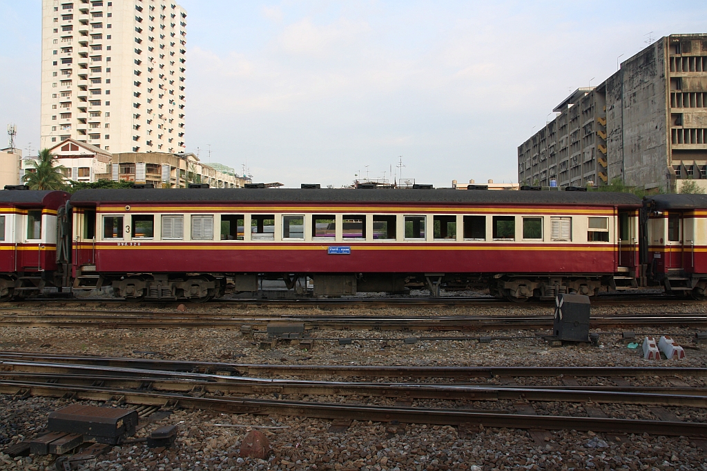 บชส. 328 (บชส. =BTC./Bogie Third Class Carriage) eingereiht am 11.Jänner 2018 im Bf. Hua Lamphong.