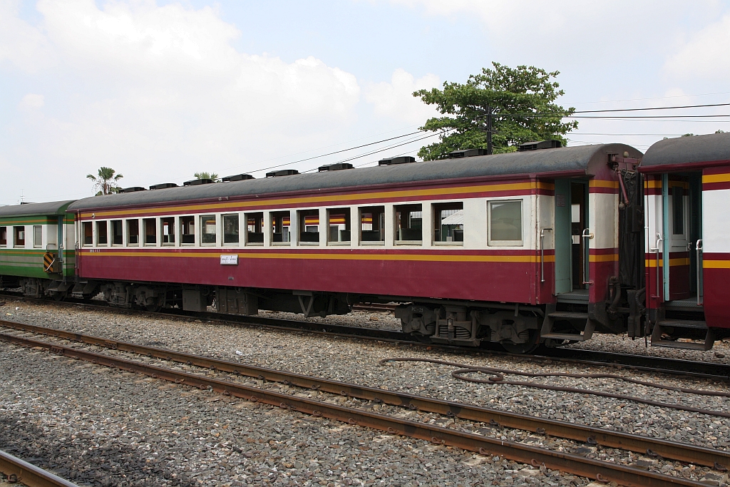 บชส. 412 (บชส. =BTC./Bogie Third Class Carriage) am 24.März 2024 in der Thon Buri Station.