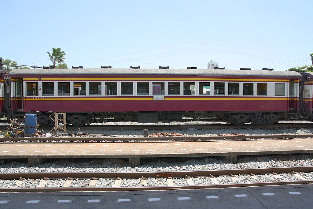 บชส. 415 (บชส. =BTC./Bogie Third Class Carriage) am 22.Juni 2019 in der Thon Buri Station.