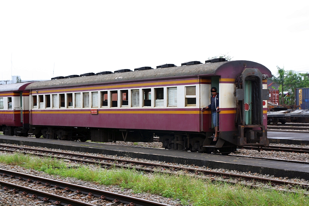 บชส. 415 (บชส. =BTC./Bogie Third Class Carriage) am 06.Jänner 2023 als letztes Fahrzeug des LOC 447 (Surat Thani - Sungai Kolok) in Hat Yai Junction.