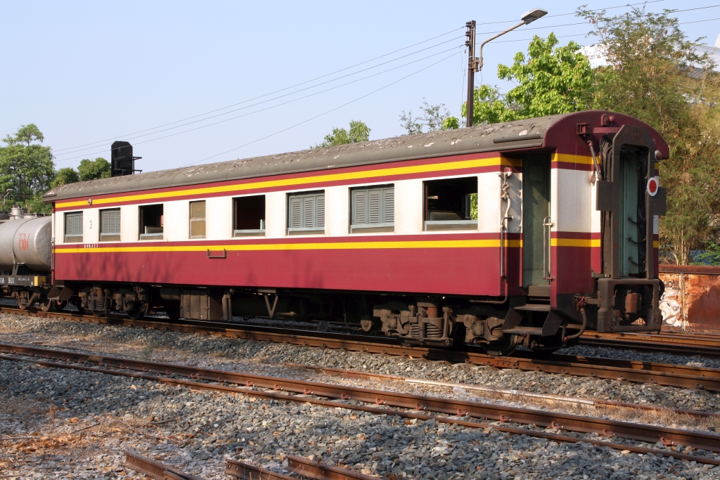 บชส. 423 (บชส. =BTC./Bogie Third Class Carriage) in Verwendung als Brems- und Dienstwagen am 28.März 2023 als letztes Fahrzeug eines Kesselwagenzuges in der Phitsanulok Station.