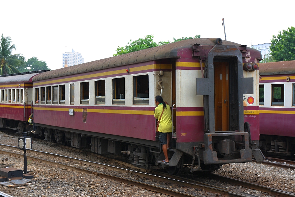 บชส. 426 (บชส = BTC/Bogie Third Class Carriage) am 27.März 2017 im Bf. Hua Lamphong.