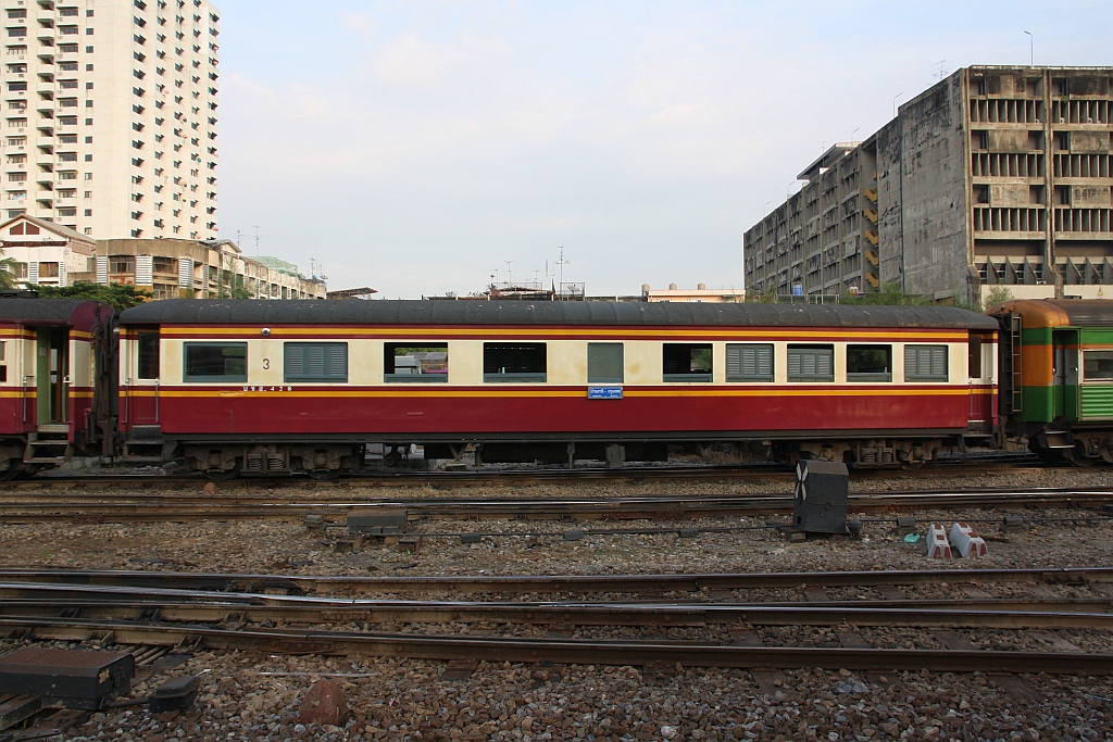 บชส. 428 (บชส. =BTC./Bogie Third Class Carriage) eingereiht am 11.Jänner 2018 im Bf. Hua Lamphong.