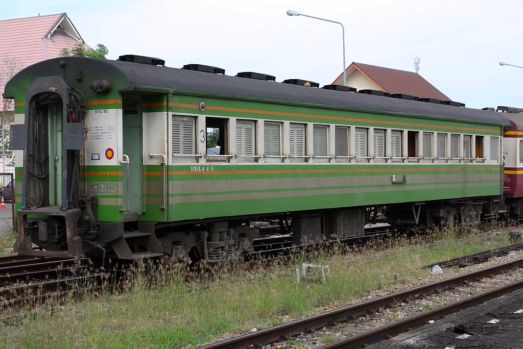 บชส. 445 (บชส. =BTC./Bogie Third Class Carriage) am 09.Jänner 2023 in der Trang Station.