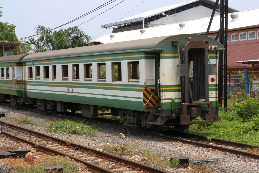 บชส. 452 (บชส. =BTC./Bogie Third Class Carriage) am 28.April 2023 in der Thon Buri Station.