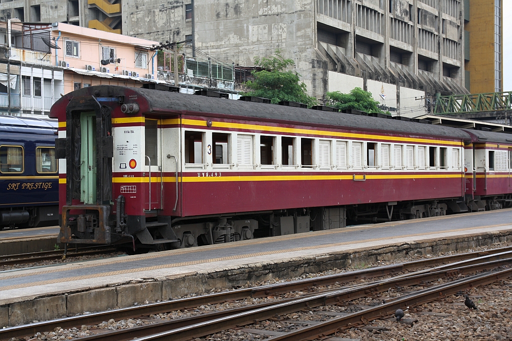 บชส. 493 (บชส = BTC/Bogie Third Class Carriage) am 27.März 2017 im Bf. Hua Lamphong.