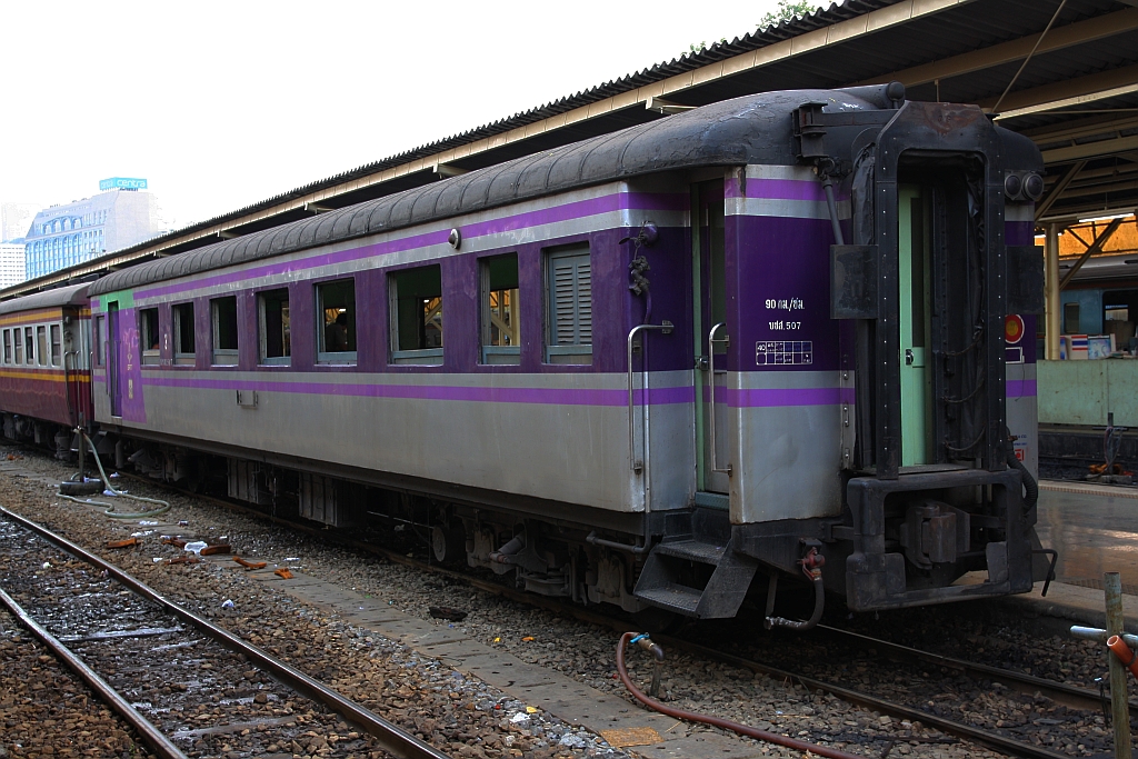 บชส. 507 (บชส = BTC/Bogie Third Class Carriage) am 27.März 2017 im Bf. Hua Lamphong.