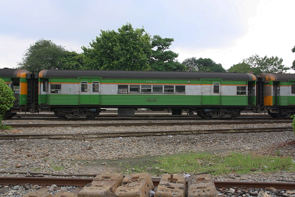 บชส. 602 (บชส = BTC/Bogie Third Class Carriage) am 27.März 2017 im Bf. Hua Lamphong.
