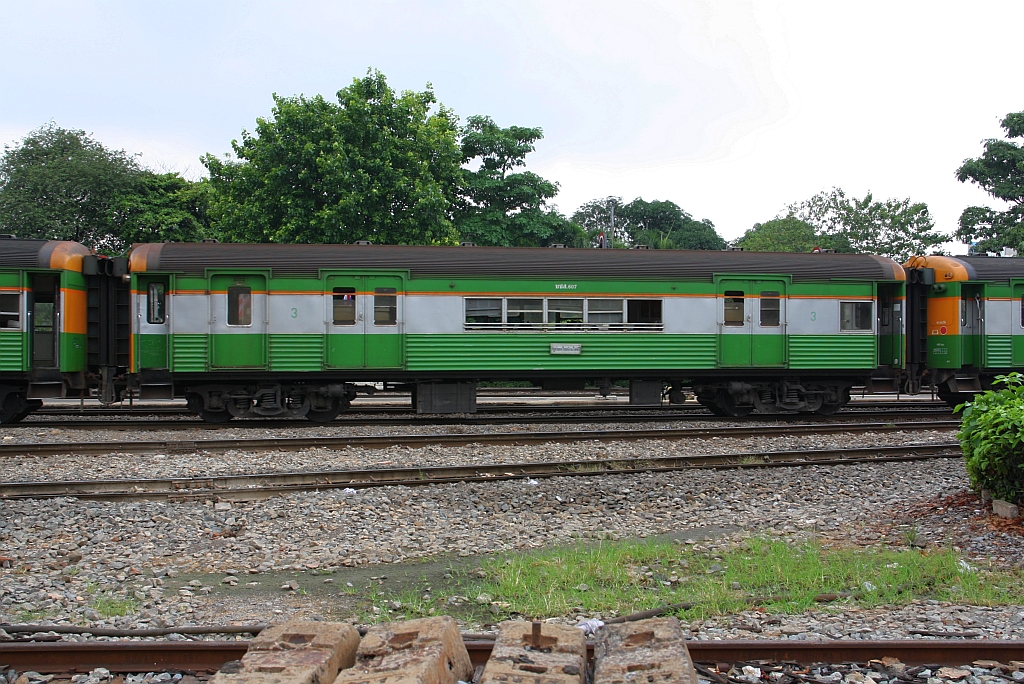 บชส. 607 (บชส = BTC/Bogie Third Class Carriage) am 27.März 2017 im Bf. Hua Lamphong.