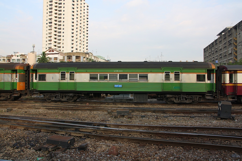 บชส. 609 (บชส = BTC/Bogie Third Class Carriage) am 11.Jänner 2018 im Bf. Hua Lamphong.