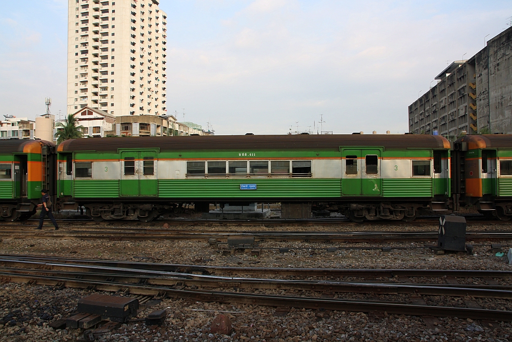 บชส. 611 (บชส = BTC/Bogie Third Class Carriage) am 11.Jänner 2018 im Bf. Hua Lamphong.