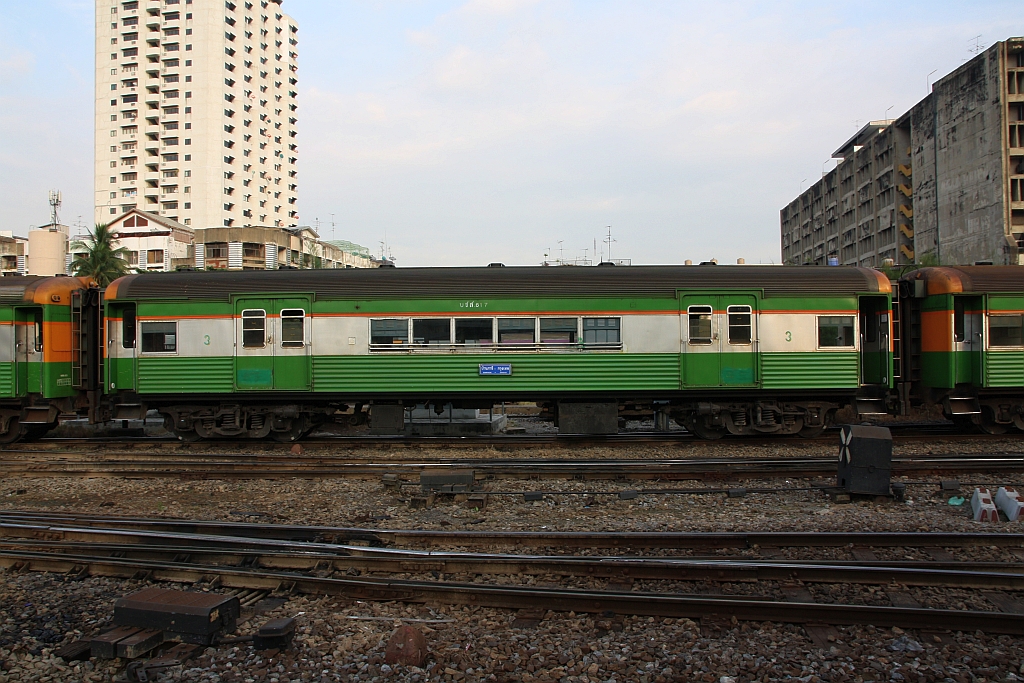 บชส. 617 (บชส = BTC/Bogie Third Class Carriage) am 11.Jänner 2018 im Bf. Hua Lamphong.