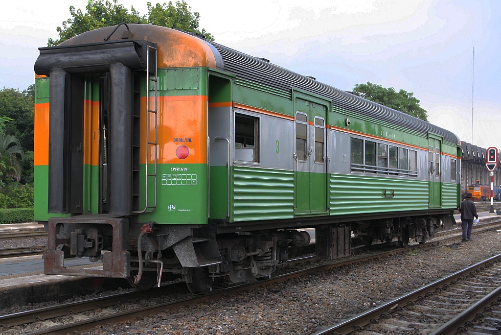 บชส. 619 (บชส = BTC/Bogie Third Class Carriage) am 17.Oktober 2018 im Bf. Hua Lamphong.