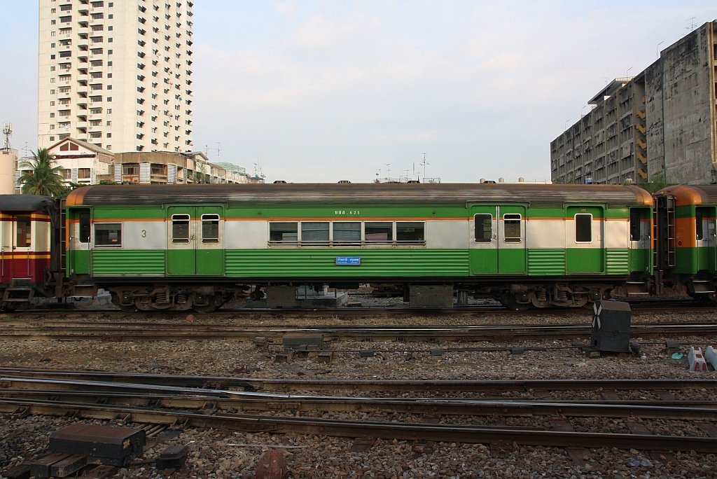 บชส. 621 (บชส = BTC/Bogie Third Class Carriage) am 11.Jänner 2018 im Bf. Hua Lamphong.
